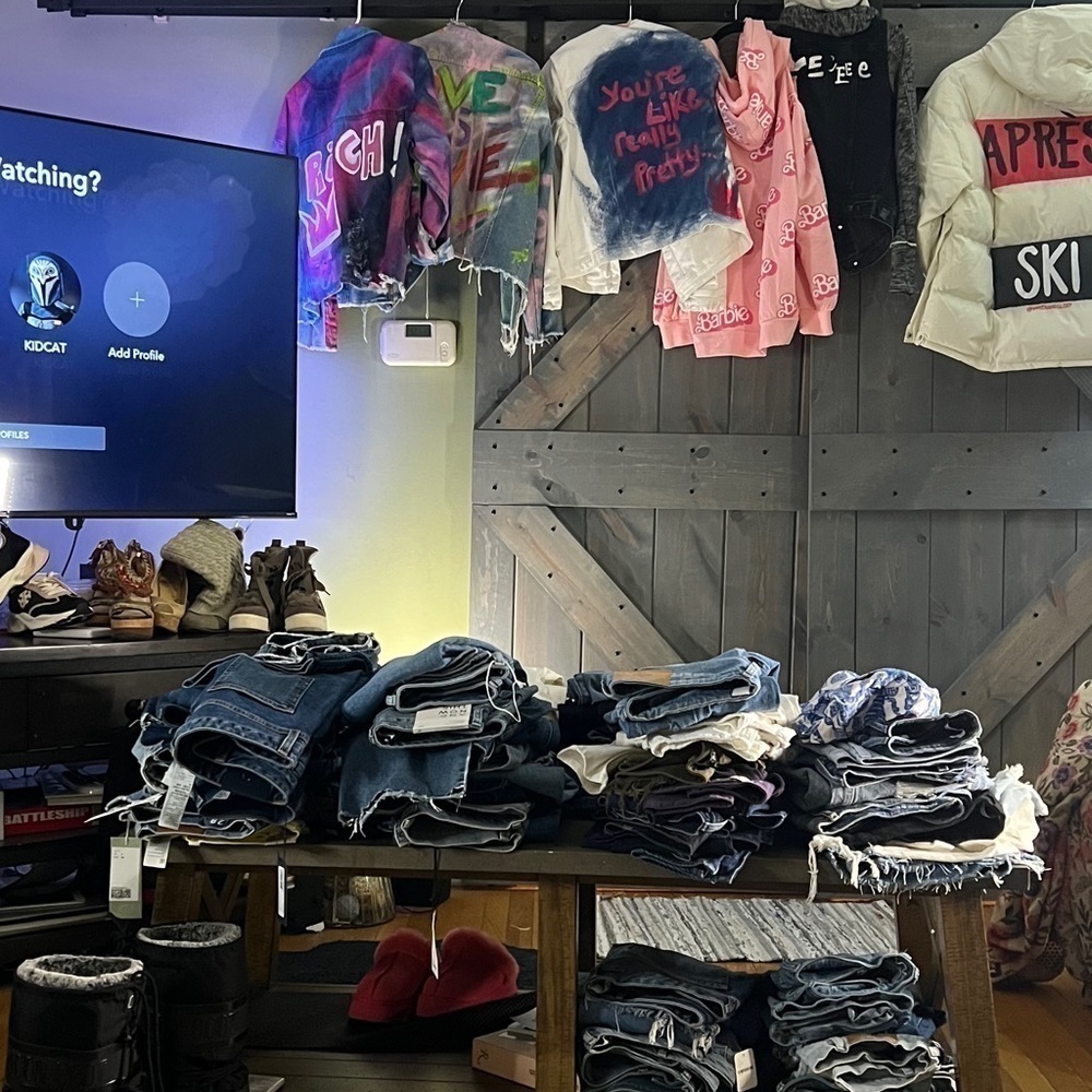 Tons of denim! For 2$ a pair and custom denim jackets come to @jab1231988 show!!